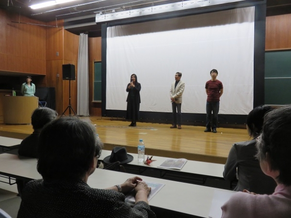 上映後、舞台からあいさつする総括プロデューサー・中村里美さん（右から3人目）ら