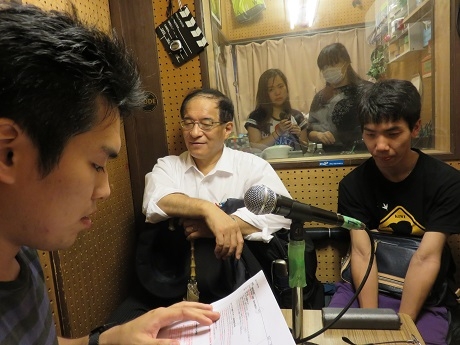 番組音声の収録中のNET-GTASの京都外大メンバーと京都外大放送局のスタッフ。=同局のスタジオで。