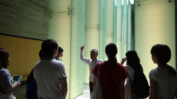 国立長崎原爆死没者追悼平和祈念館を見学する